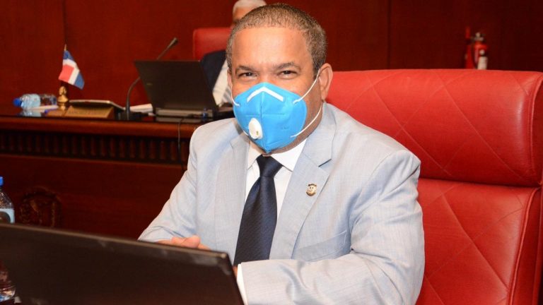 Héctor-Acosta-en-plena-sesión-en-el-Senado-al-PLD