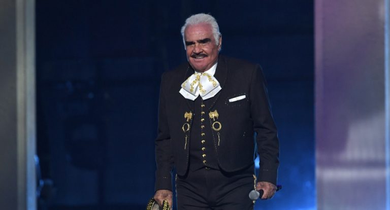 vicente-fernandez-en-un-concierto-ilustra-detalles-sobre-su-parte-de-salud-tras-accidente-que-revelo-su-hijo-vicente-fernandez-jr-que-dice-que-su-padre-no-tiene-movimiento-900x485 (1)