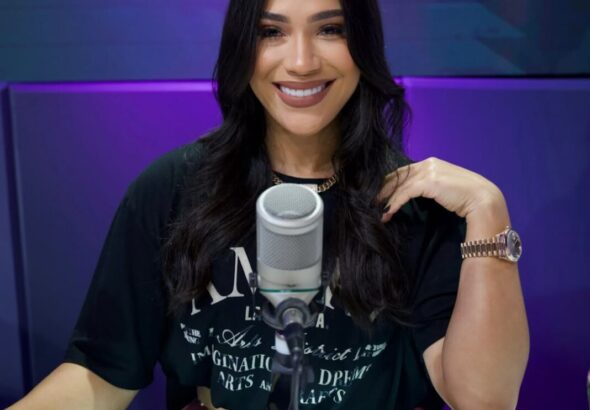 La-bella-@dianabellgomez-en-cabina-💜Atentos-a-YouTube-🎥-1068x1423