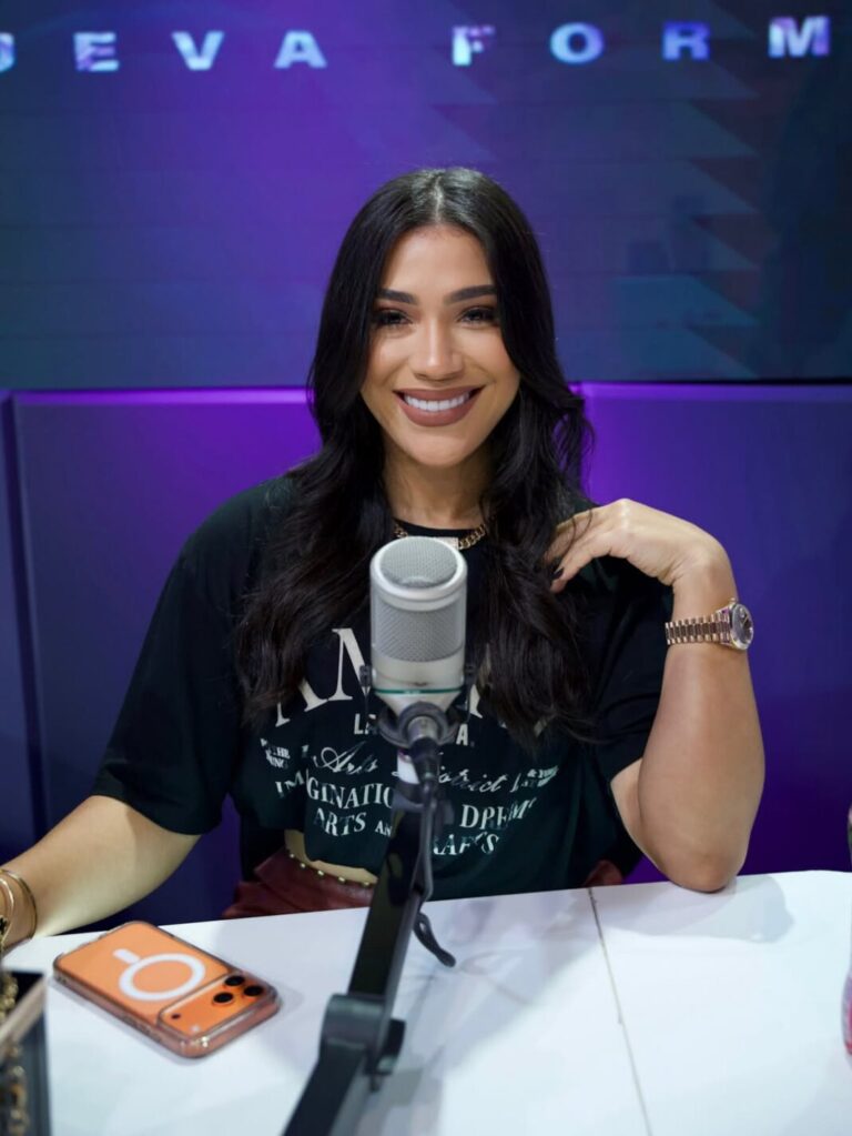 La-bella-@dianabellgomez-en-cabina-💜Atentos-a-YouTube-🎥-1068x1423