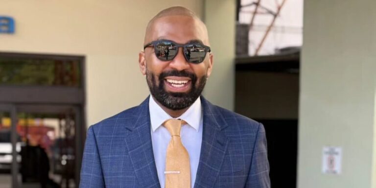 Copia-de-Post-de-Instagram-Feliz-Cumpleanos-Sencillo-Minimalista-Azul-1000-x-500-px-2026-01-15T152304.911-768x384